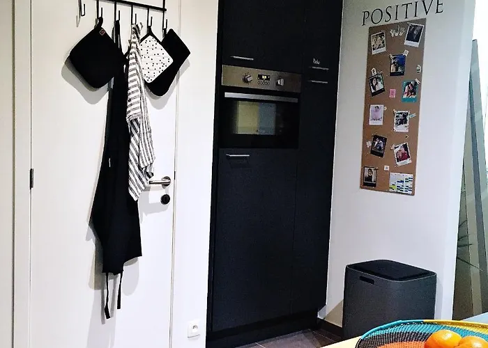 Cozy Two Bedroom Near Centre アパート