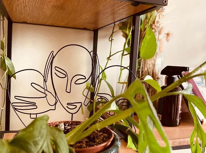 Cozy Two Bedroom Near Centre アパート