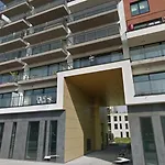 Cozy Two Bedroom Near Centre アパート *