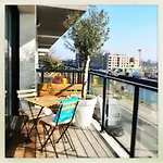 Cozy Two Bedroom Near Centre アパート *