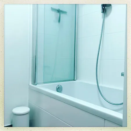 Cozy Two Bedroom Near Centre *