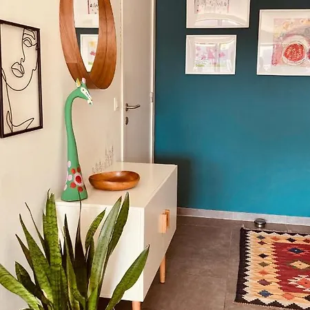 Apartment Cozy Two Bedroom Near Centre *