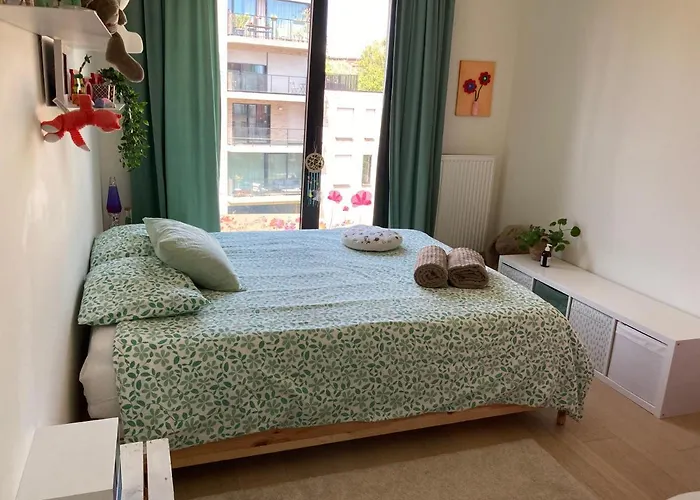 Cozy Two Bedroom Near Centre Апартаменты *