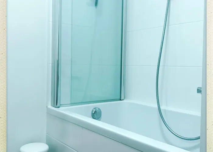 Cozy Two Bedroom Near Centre *