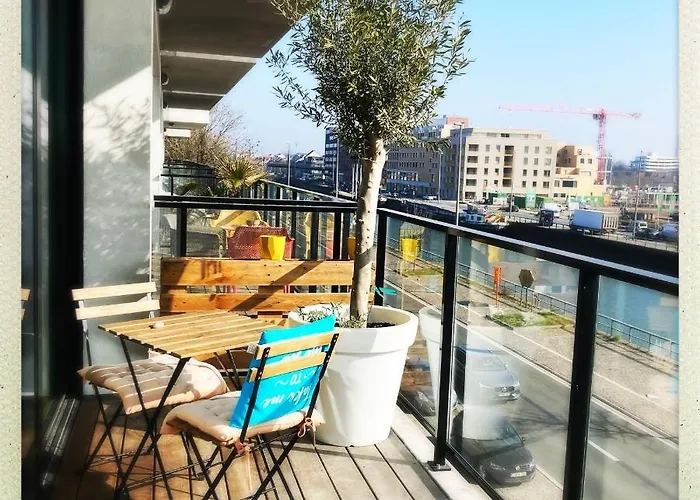 Cozy Two Bedroom Near Centre Апартаменты *