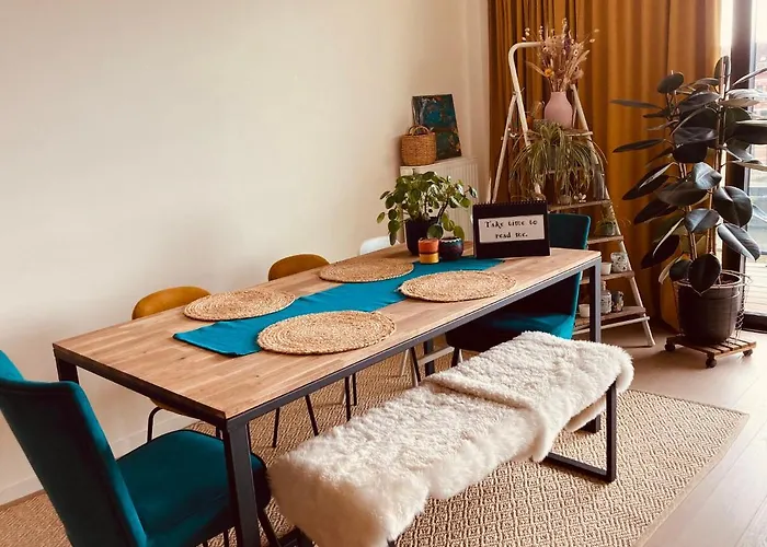 Cozy Two Bedroom Near Centre Апартаменты *