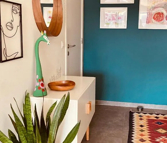 Апартаменты Cozy Two Bedroom Near Centre *